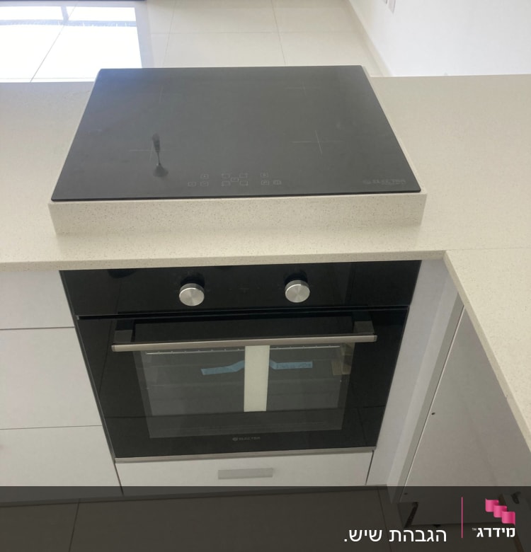 משטח שיש במטבח עם כיריים חשמליות